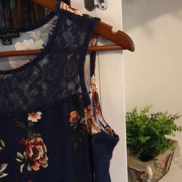 Small Riley And James Top - Picture 2 of 5